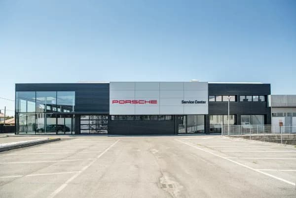Centro assistenza Porsche Frav a Bassano del Grappa: edificio a due piani con insegna Porsche Service Center e ampio piazzale