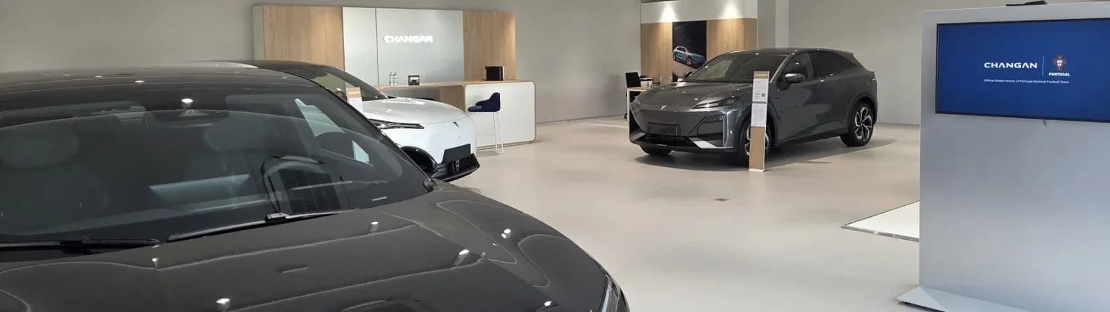 Showroom Frav Changan ad Altavilla Vicentina con auto elettriche esposte